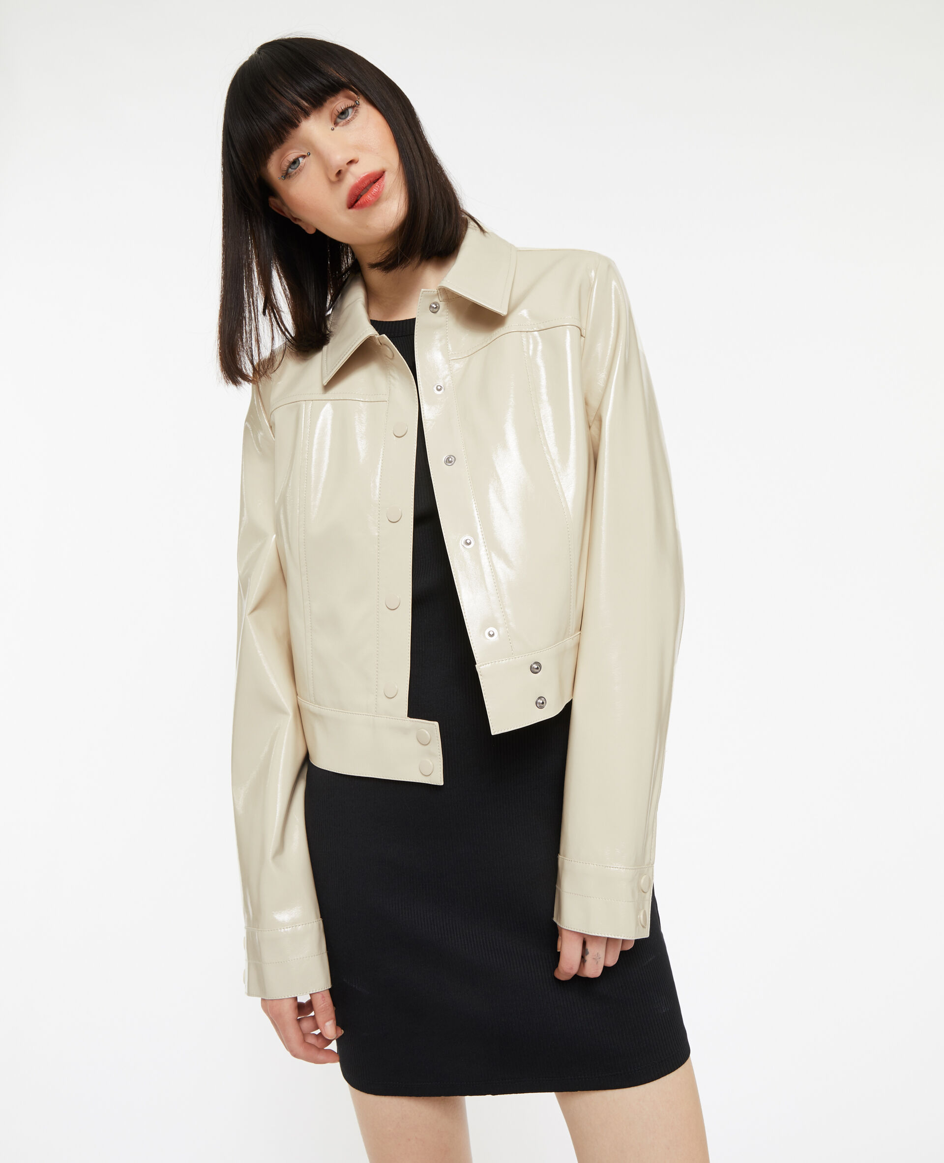 Veste courte et droite en vinyle - Beige