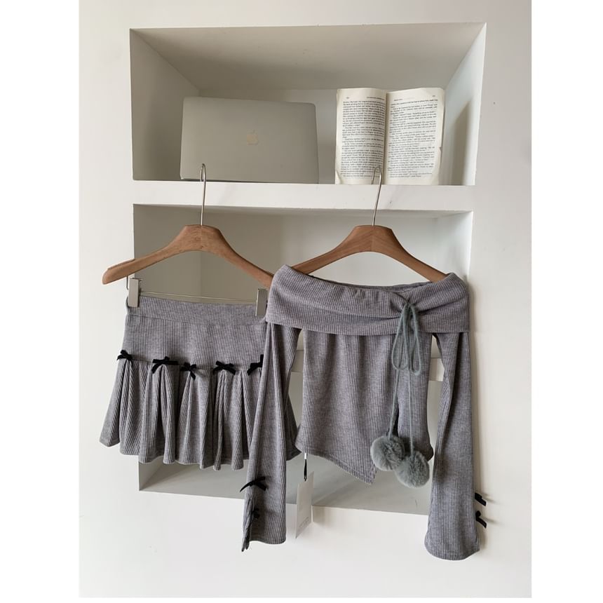 Dute - Set: Asymmetrische top met lange mouwen en off-shoulder print + minirok