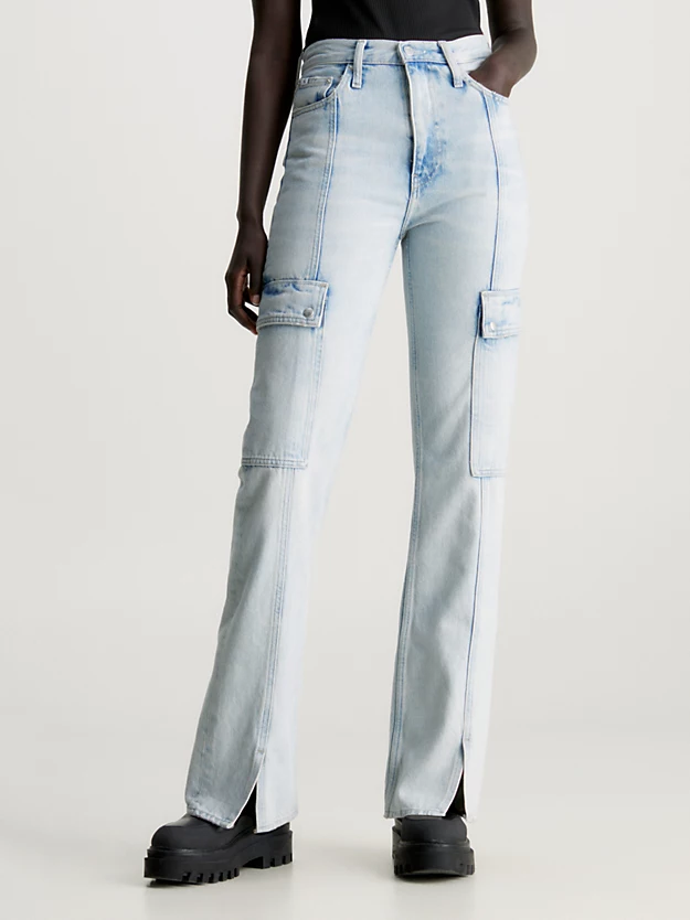 Calça jeans cargo boca de sino com fenda na barra.