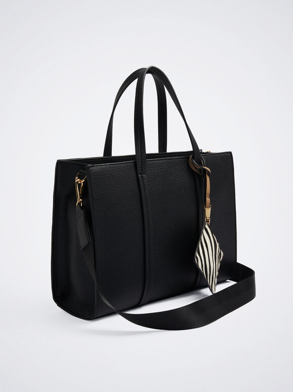 Bolsa tote com pingente - Preta