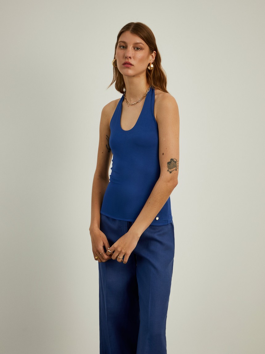 Top halter de malha com costas abertas