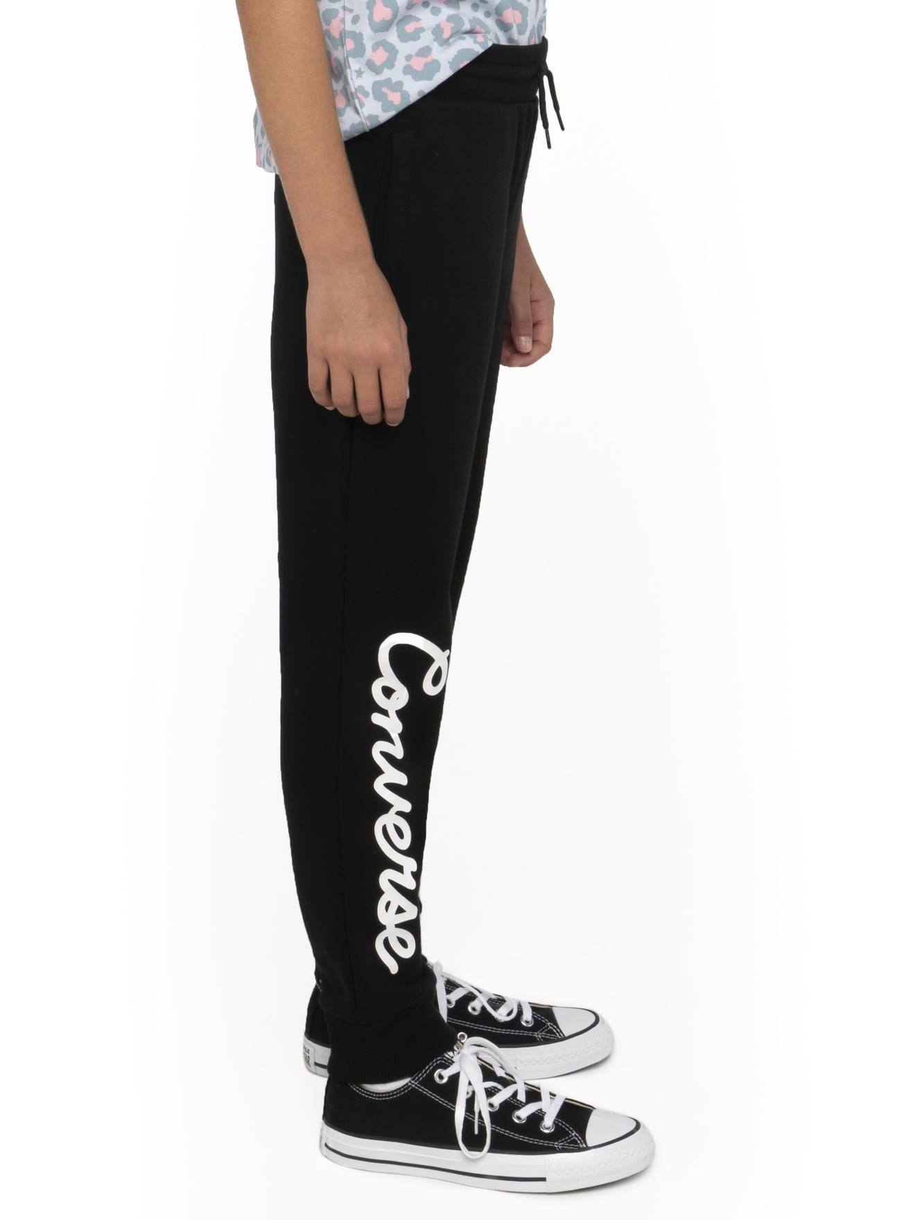 Calça de fato de treino infantil preta da marca Converse com patch Chuck.