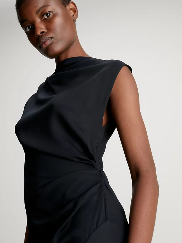 Vestido midi drapeado em crepe