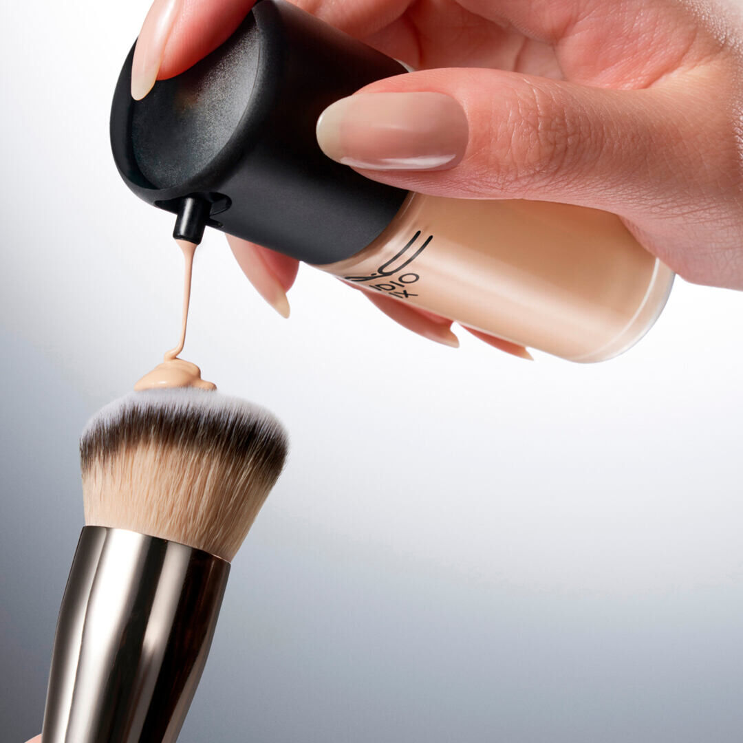 MAC STUDIO FIX FLUID SPF 15 24HR MATTE FOUNDATION + OIL CONTROL