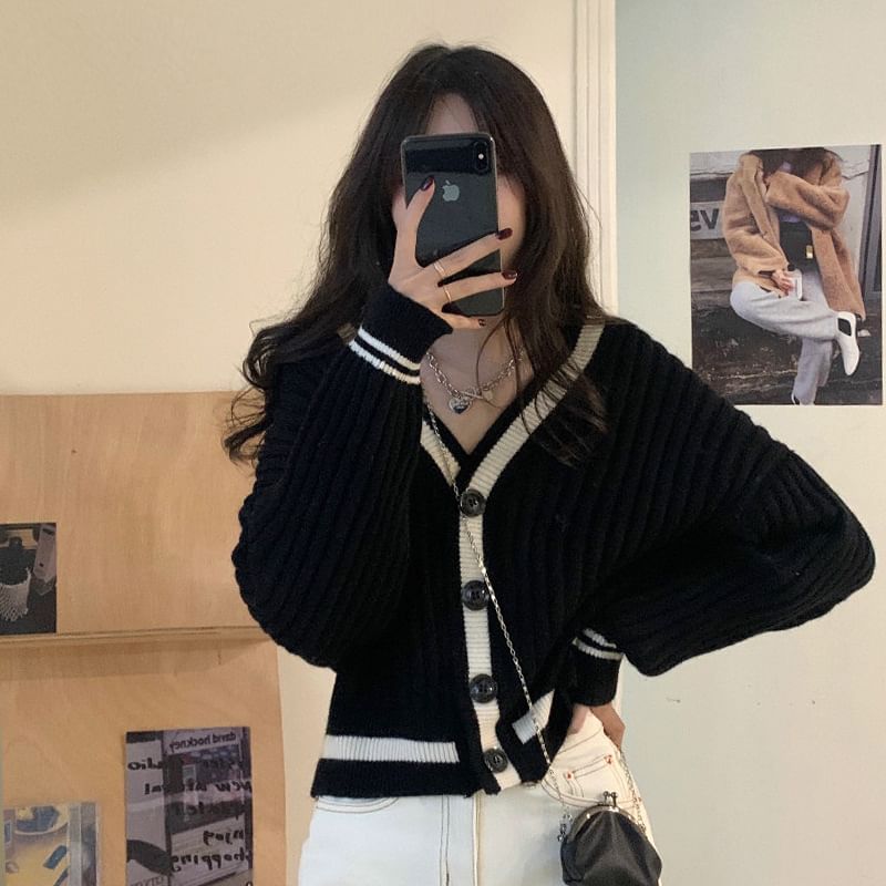 HYAKU - V-hals vest met contrasterende bies en knoopjes