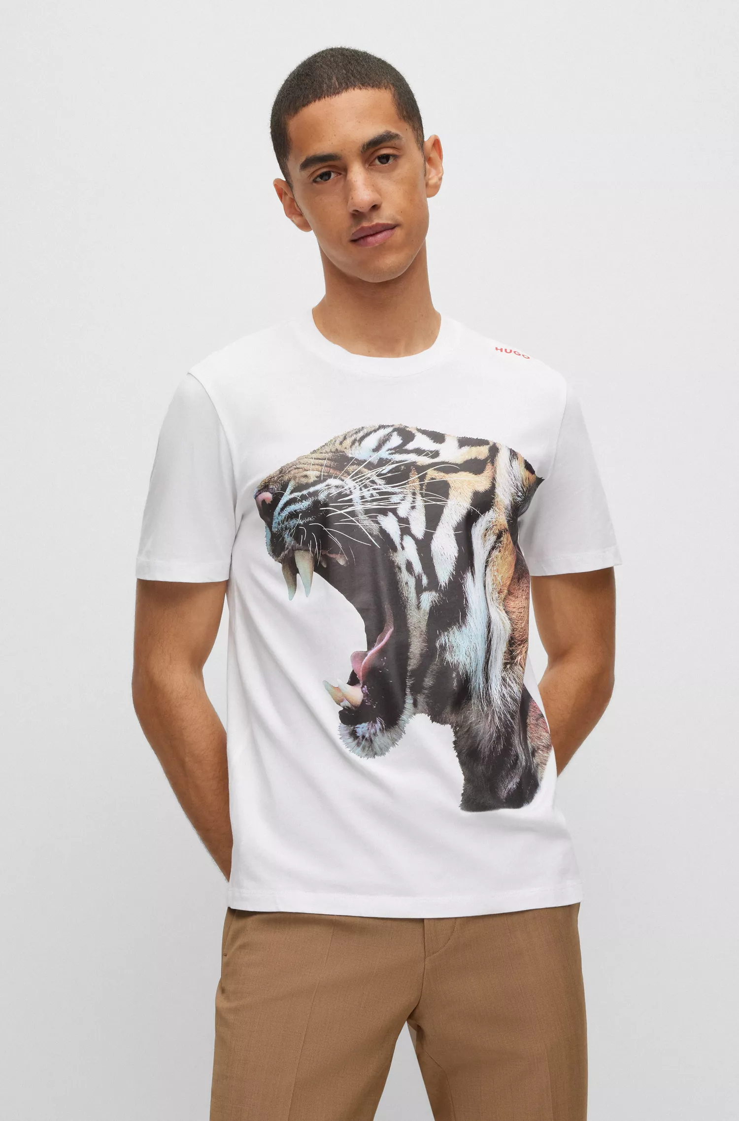 Camiseta HUGO vermelha em malha de algodão com estampa de tigre.