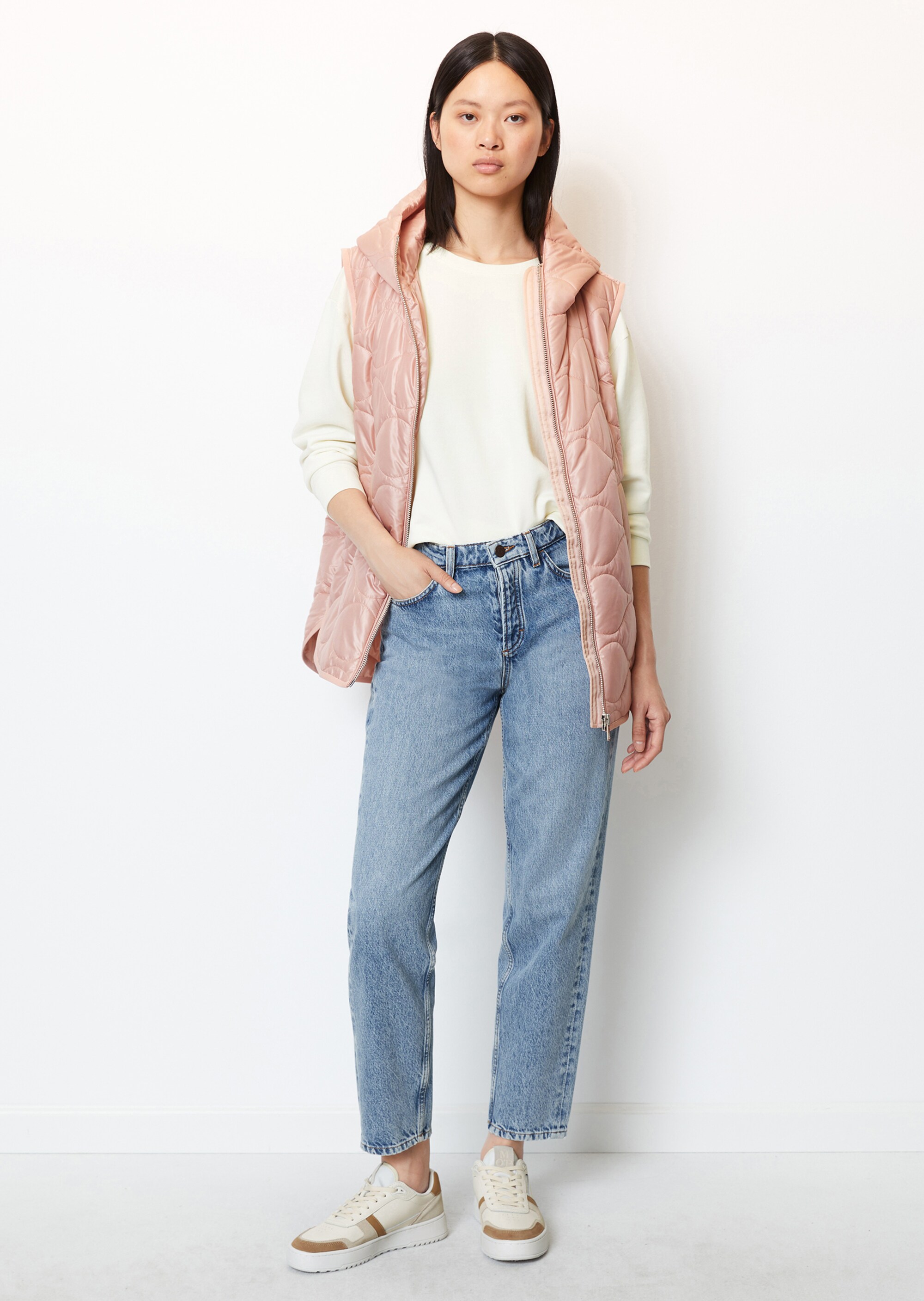 Steppweste im Cape-Stil relaxedaus recyceltem Polyester