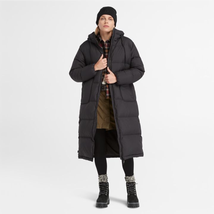Jaqueta puffer feminina de plumas recicladas na cor preta.