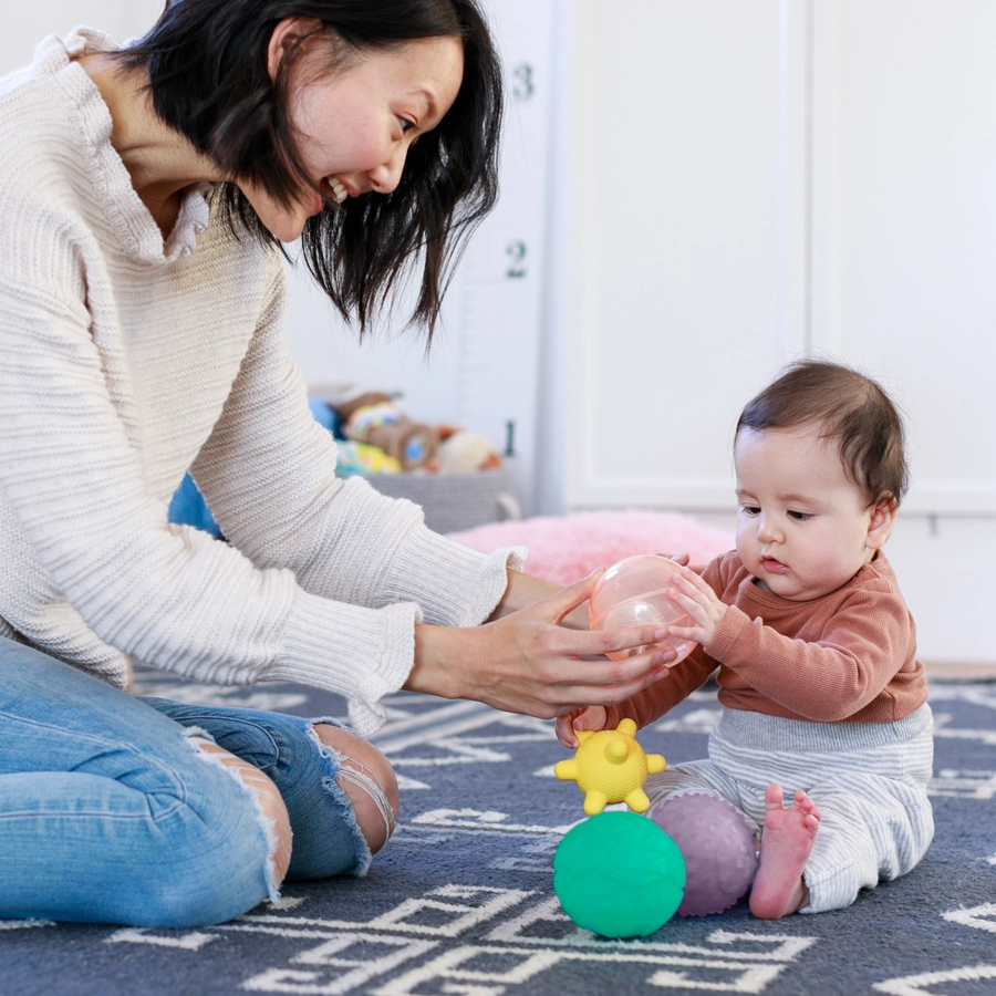 Infantino Sensory 4 Teile Spielbälle-Set mit Musik und Licht