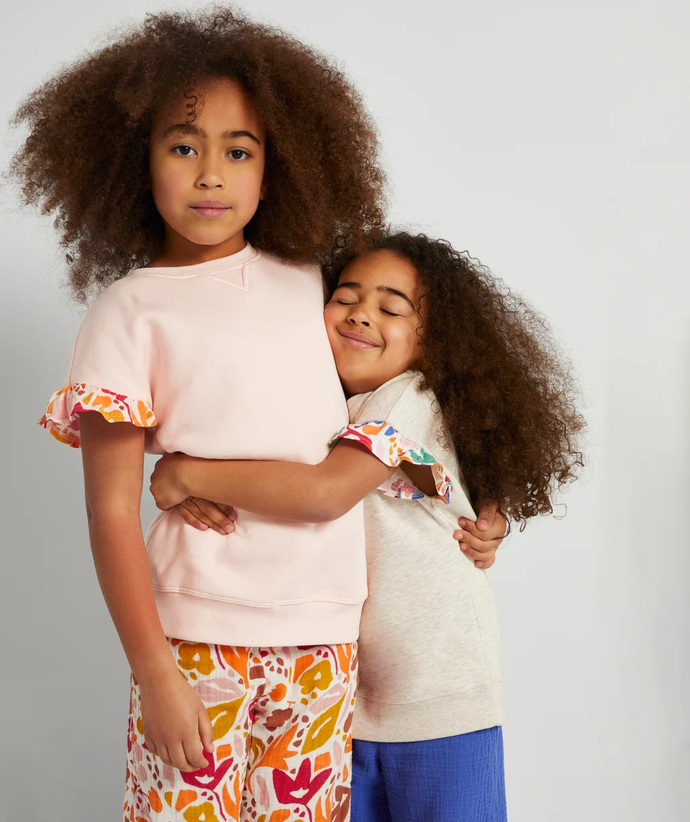 SWEAT ÉVOLUTIF FILLE ROSE EN FIBRES RECYCLÉES AVEC VOLANTS