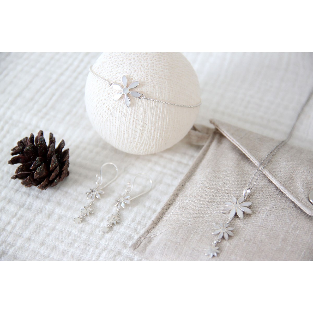 Pendants d'oreilles nacre blanche 3 fleurs en argent 925 rhodié : un bijou élégant et raffiné | Aden Boutique