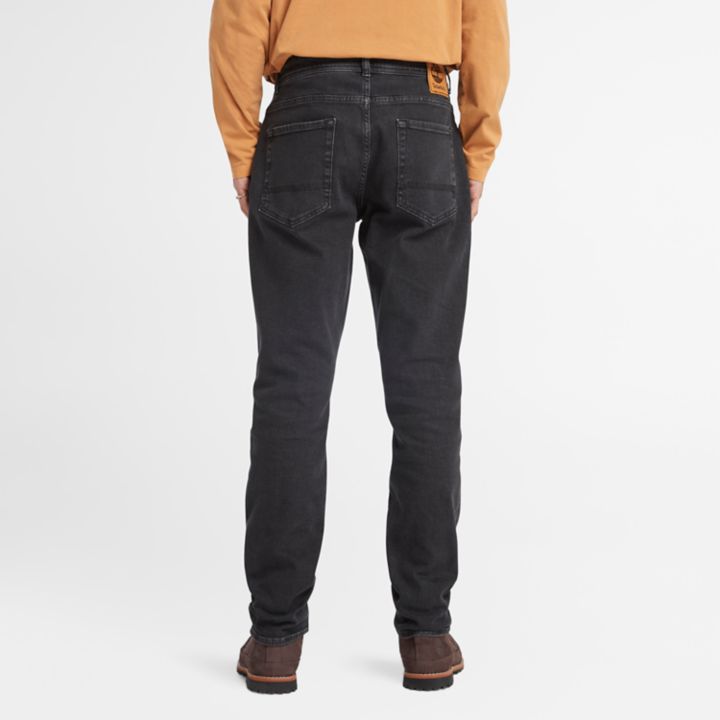 Calça jeans masculina preta com elastano e lavagem especial em cinza escuro.