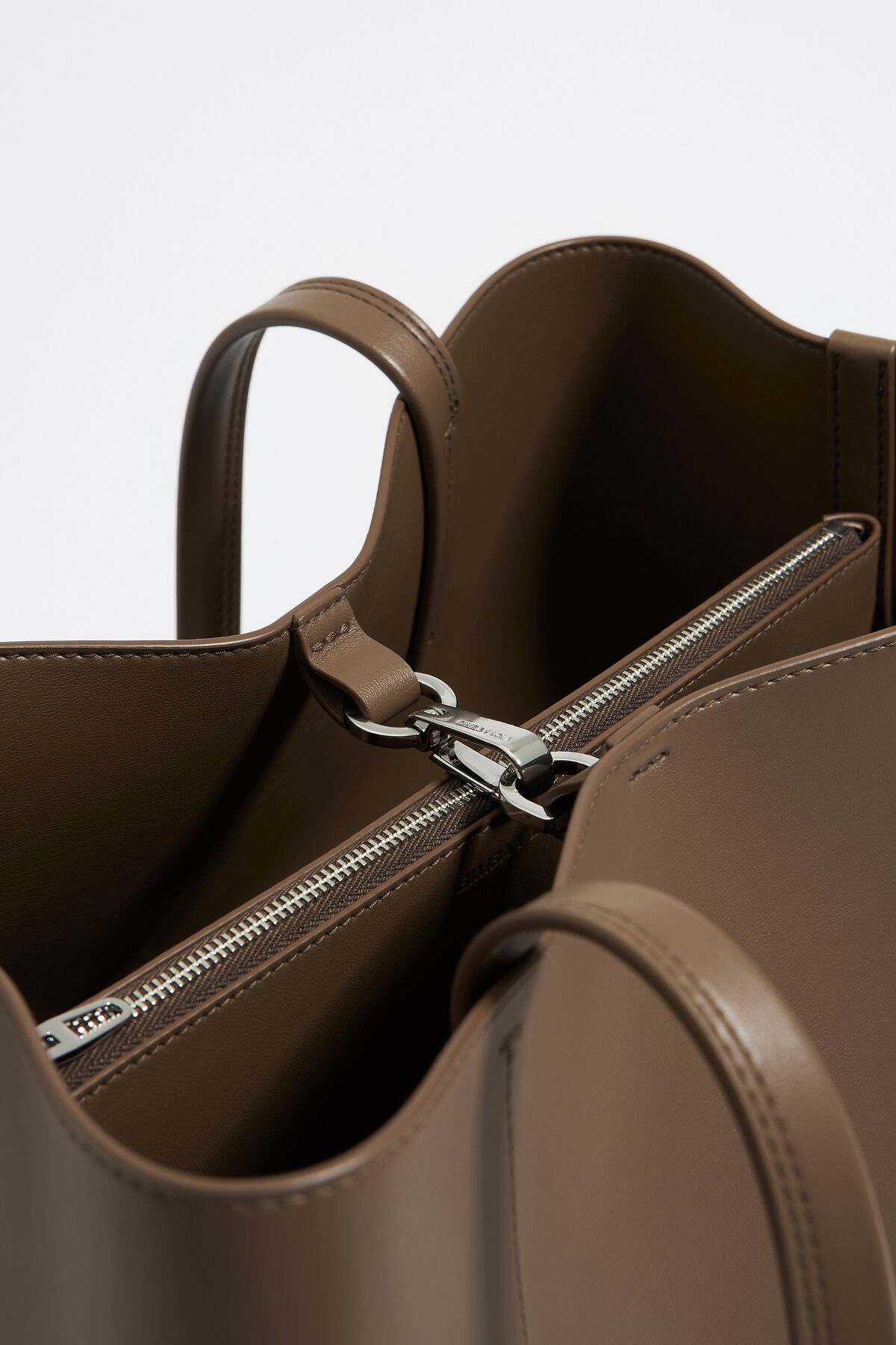 Bolsa grande estilo Chihuahua em couro taupe escuro.