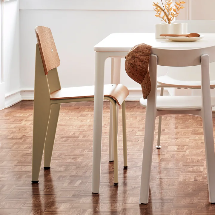 Vitra - Prouvé Standard Stuhl, Eiche natur / Blé Vert (Filzgleiter)