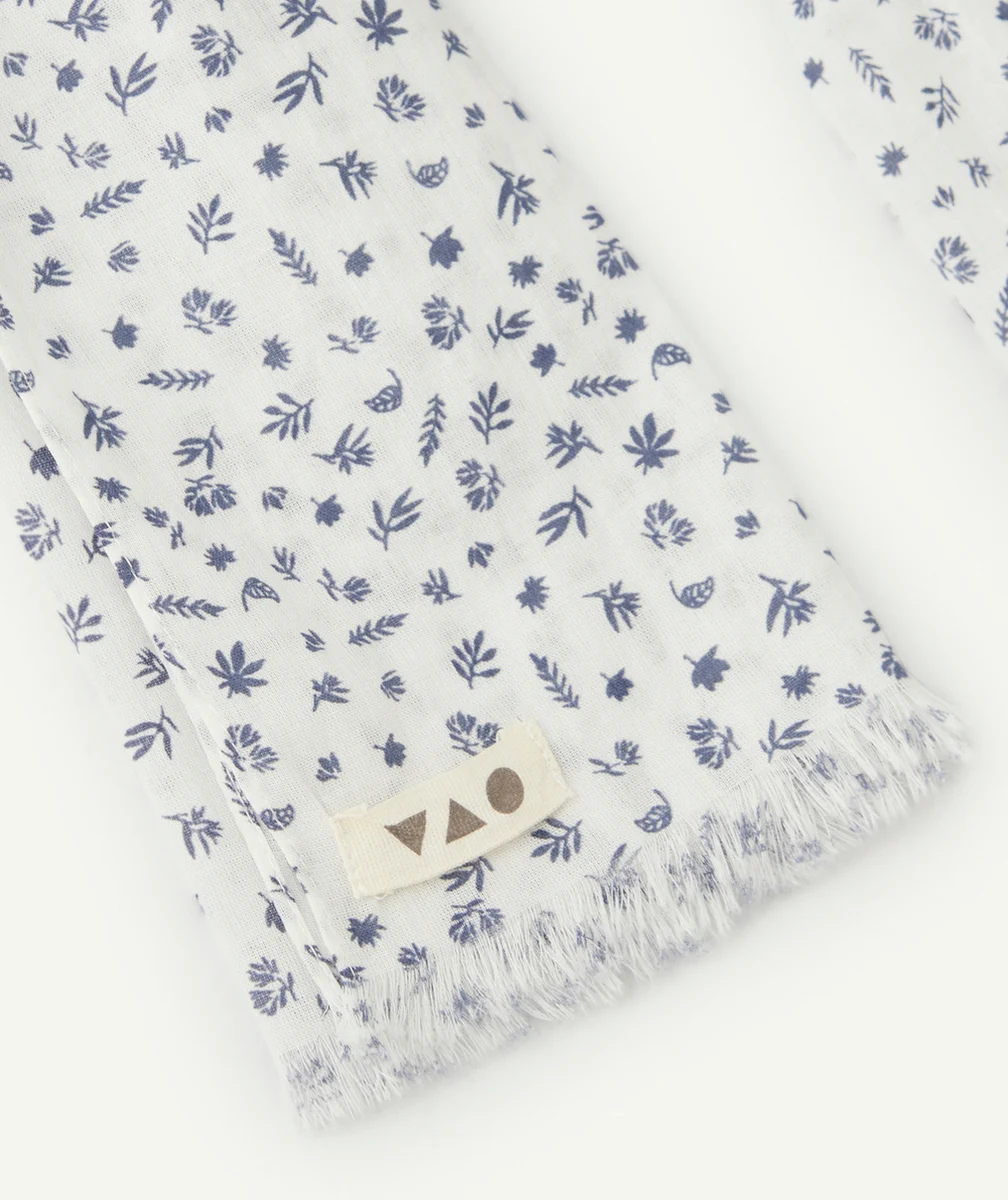 FOULARD GARÇON BLANC AVEC IMPRIMÉ FEUILLE BLEU MARINE