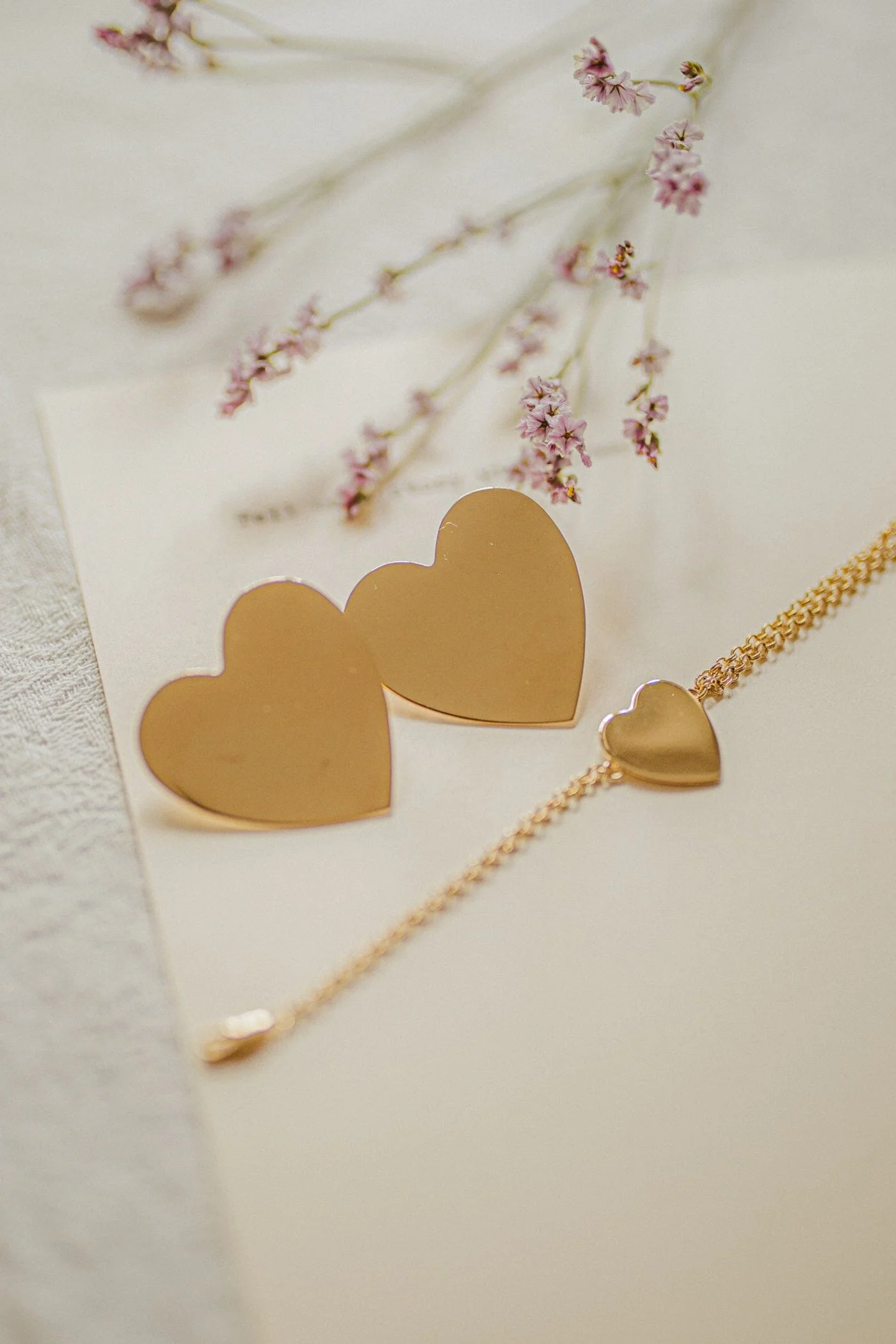 APHRODITE - Maxi boucles d'oreilles puces coeurs doré à l'or fin | Doré
