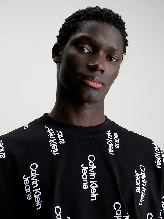 Camiseta de modelagem folgada com estampa por toda a peça.