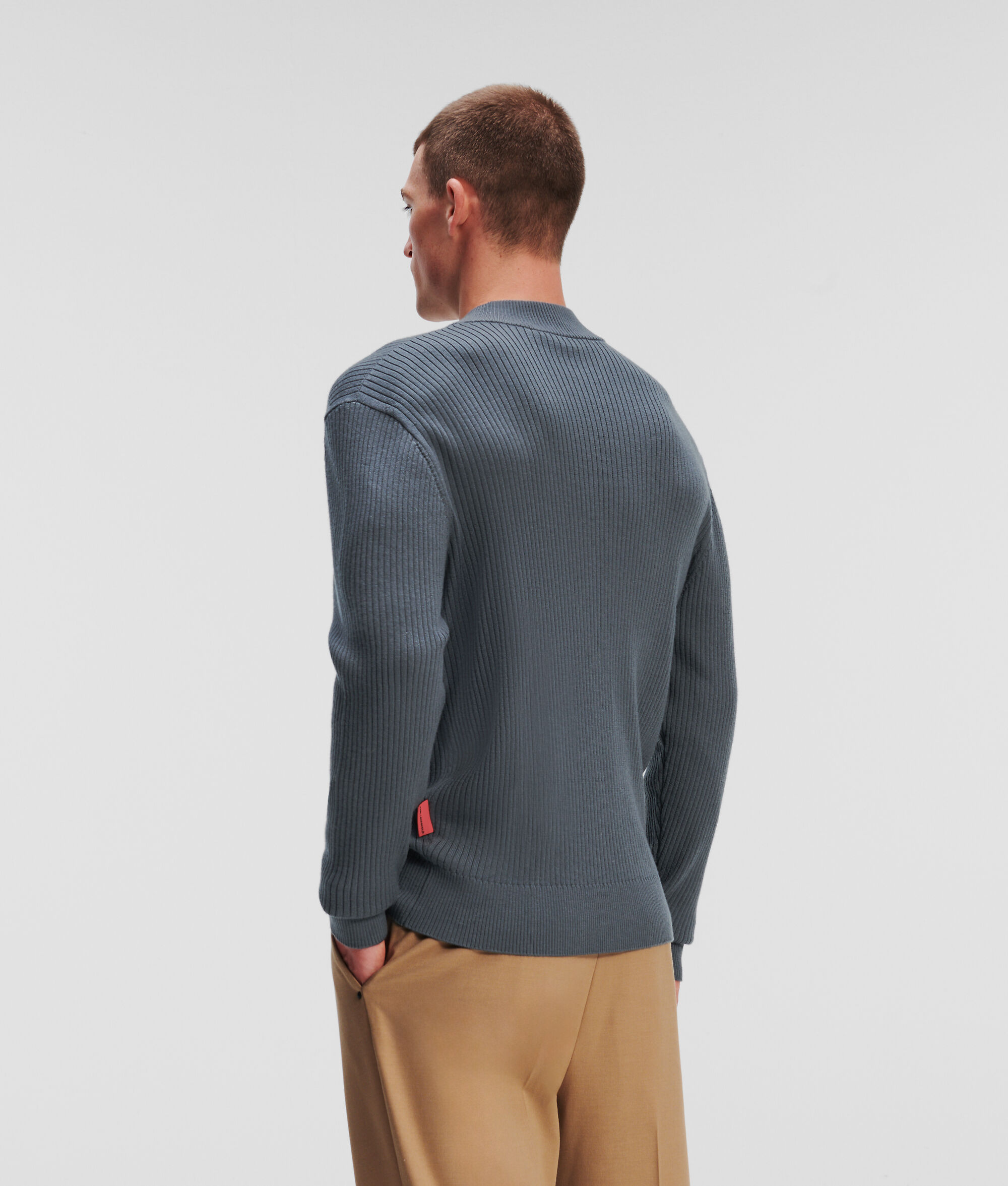 PULL À COL ROULÉ AVEC DEMI-ZIP