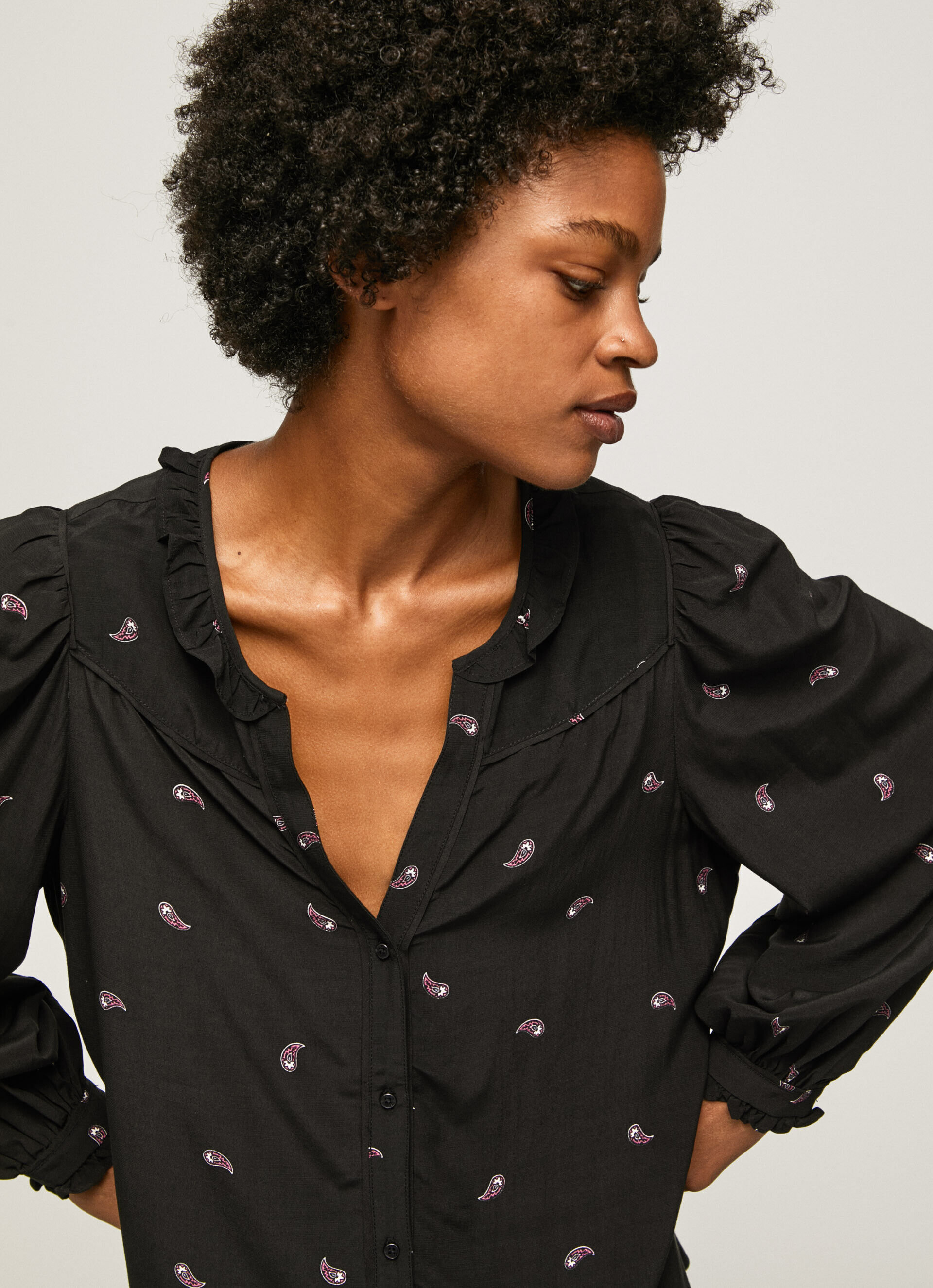 Blusa paisley com detalhes franzidos - multicolorida