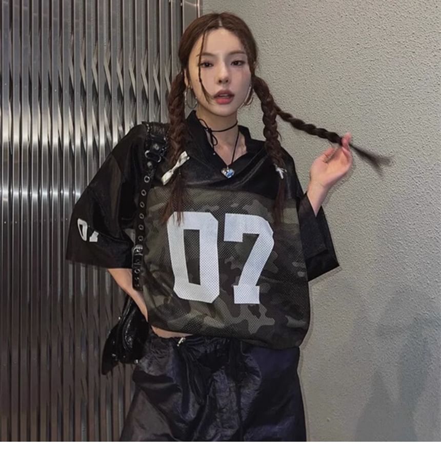 JVL - T-shirt met korte mouwen en V-hals en camouflageprint en nummering