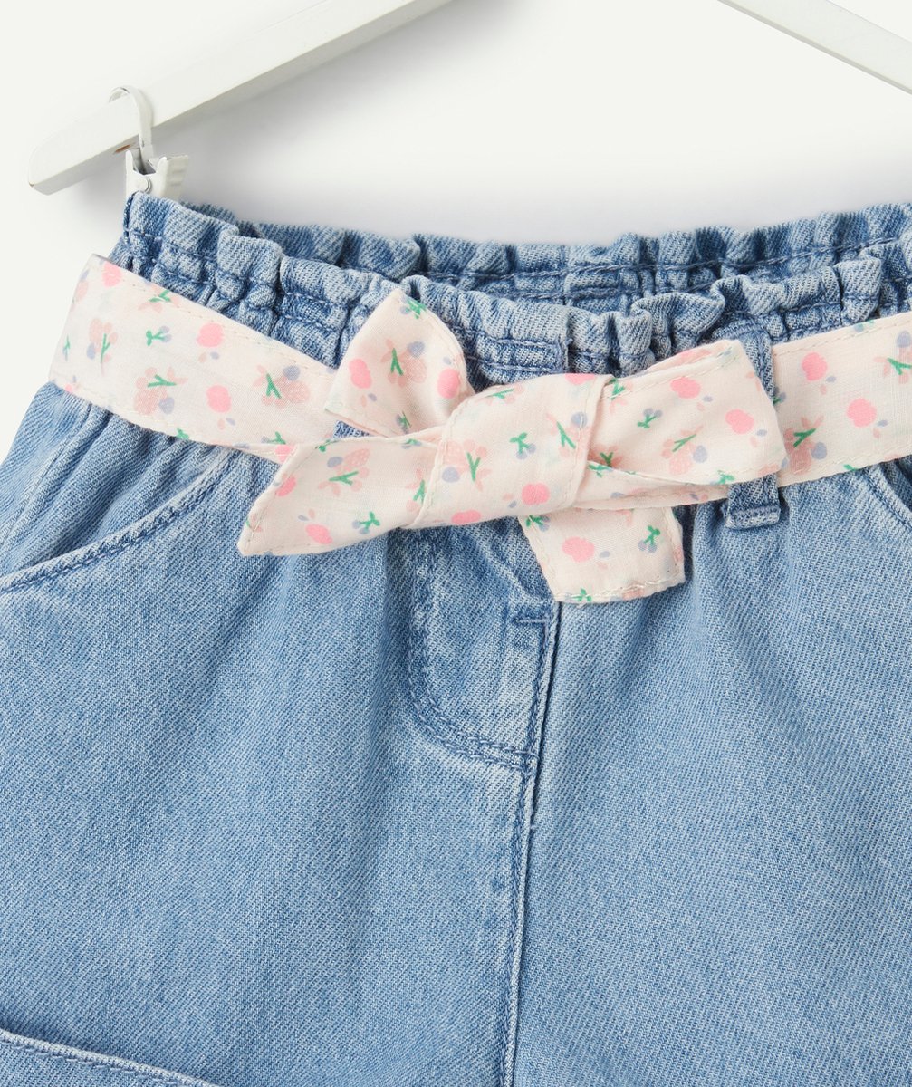 short bébé fille en denim bleu low impact avec ceinture rose fleurie