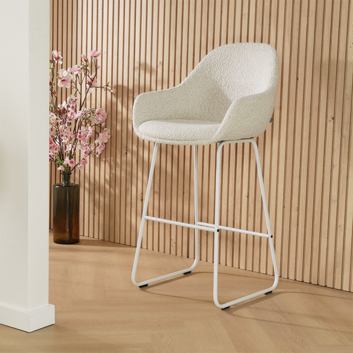 Barkruk Nino-Mae bouclé beige - wit onderstel - 75 cm