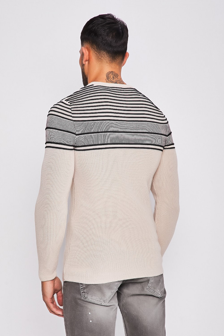 Pull en maille beige à rayures noires en relief