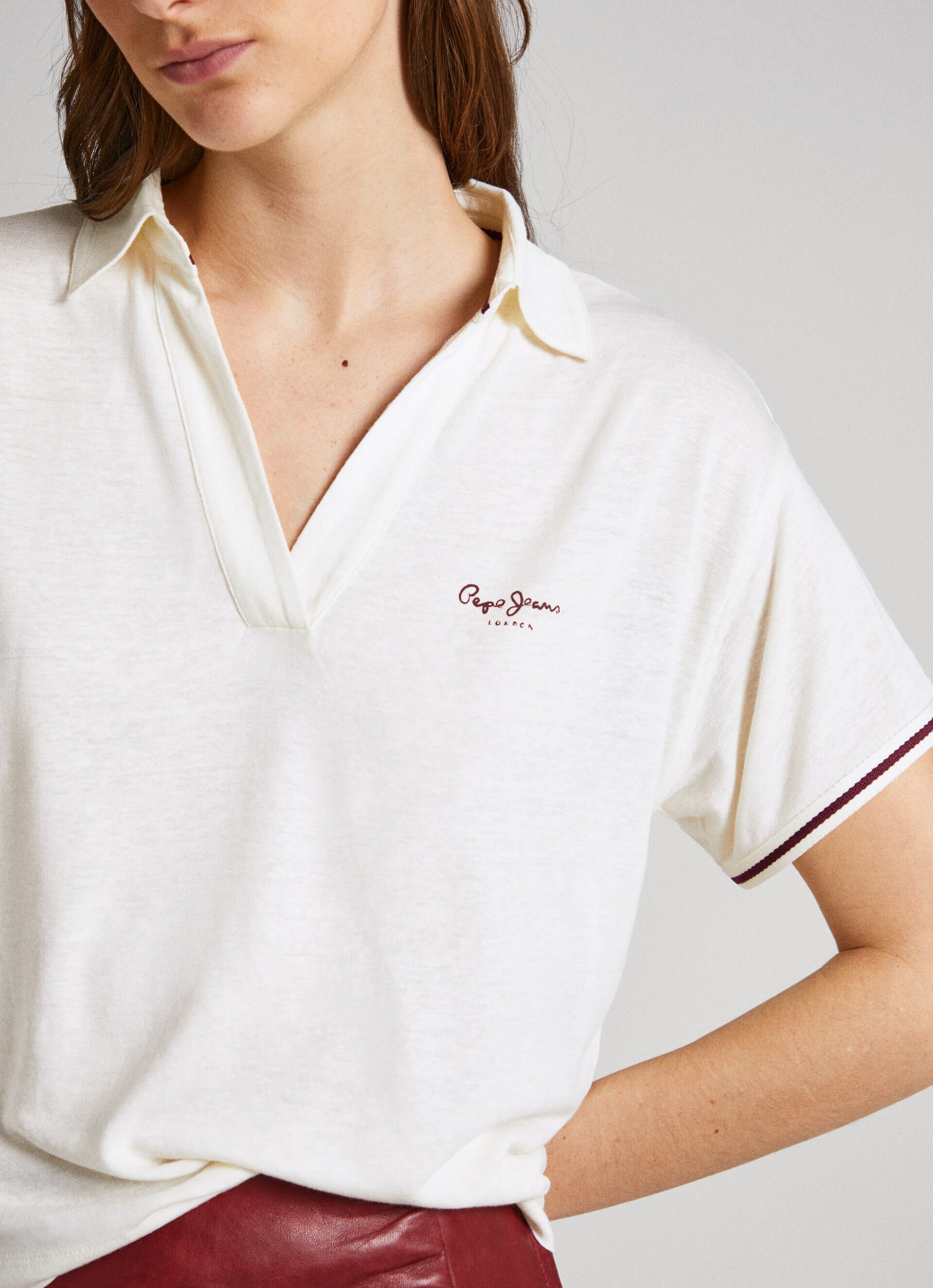 CAMISETA POLO COM LOGOTIPO ESTAMPADO - branca mousse