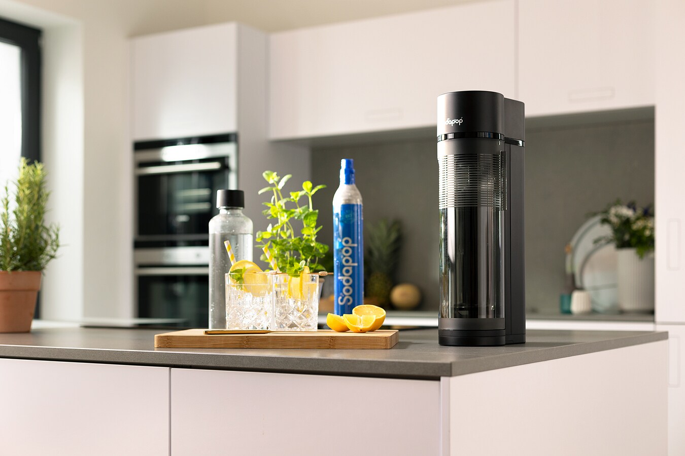 SODAPOP Wassersprudler Logan matt schwarz, 1x 850ml + 1x 600ml Glas + 1x 850ml PET, OHNE CO² Zylinder