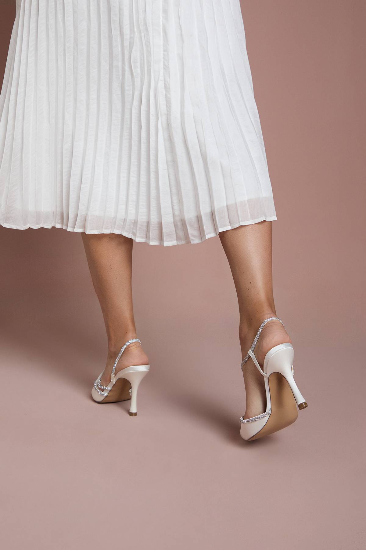 Coast Escarpins de Mariée Kimmie en Satin avec Bride Asymétrique à Strass et Talon Aiguille Haut Bout Pointu