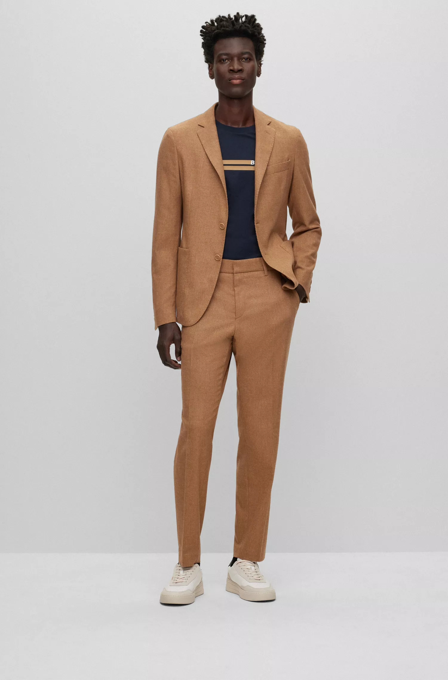 Camiseta BOSS preta de algodão com modelagem slim e listras inspiradas em corridas.