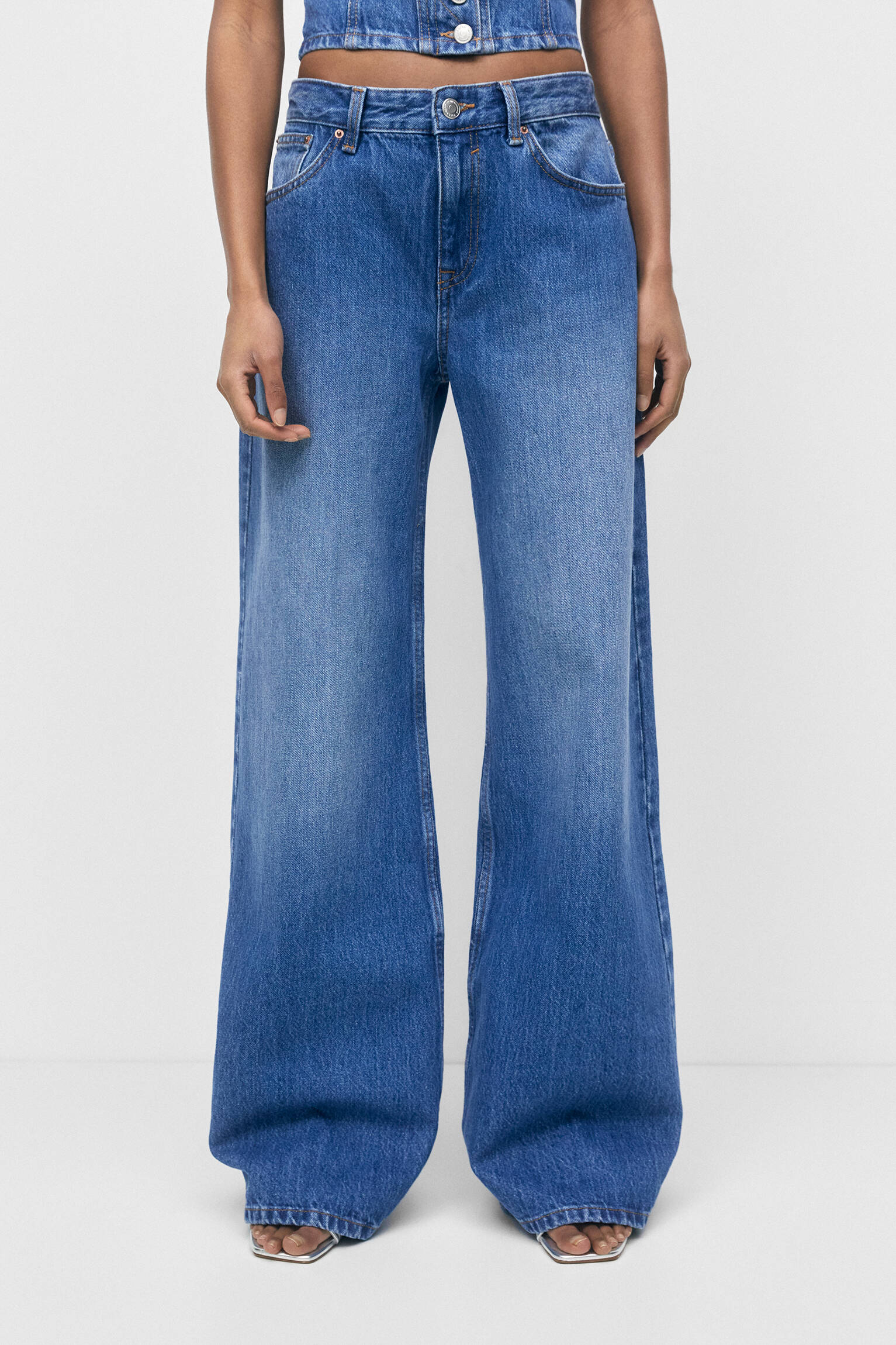 Calça jeans de perna larga e cintura baixa - azul médio
