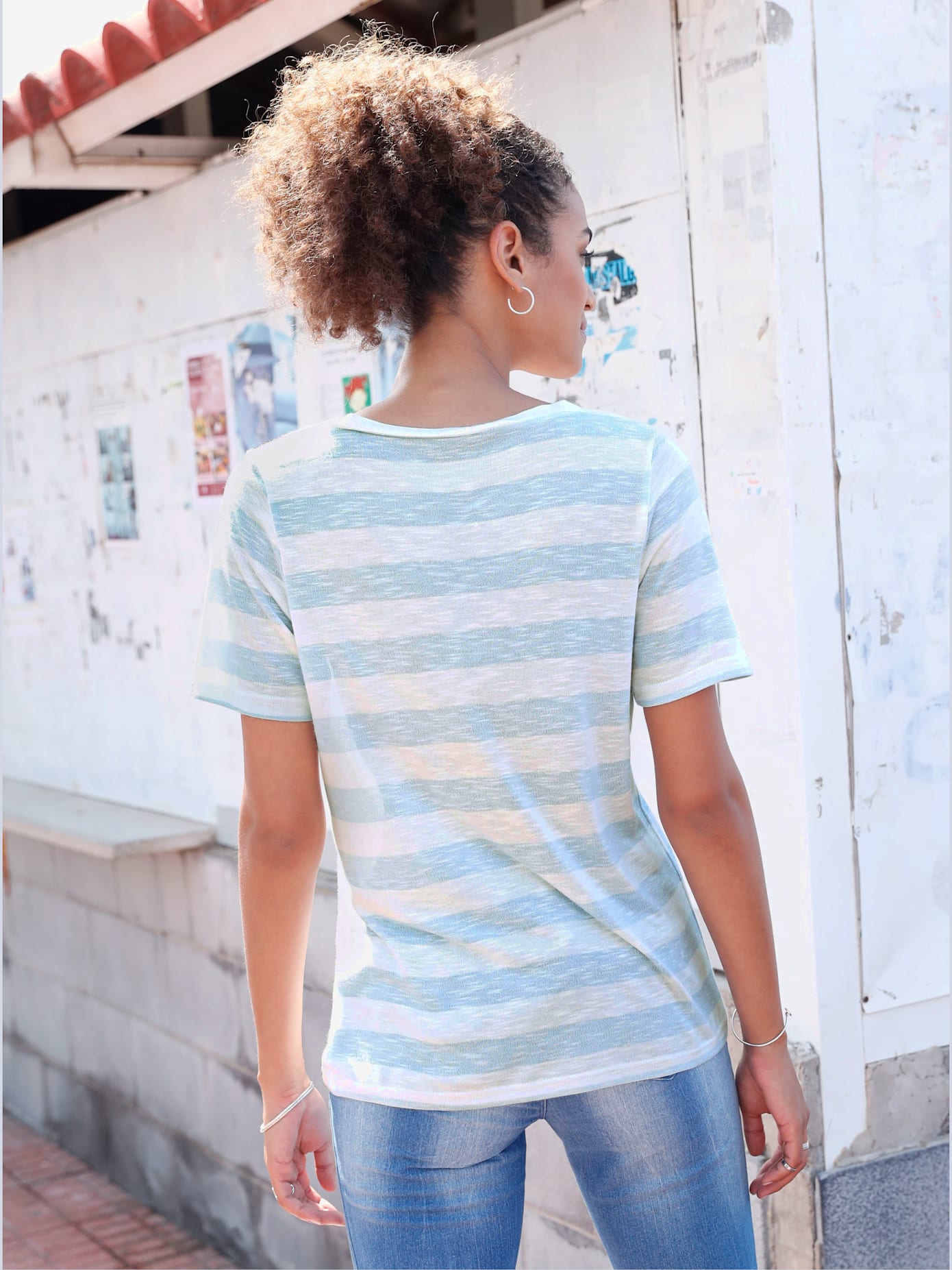 T-shirt femme à col rond avec petit v motif rayé