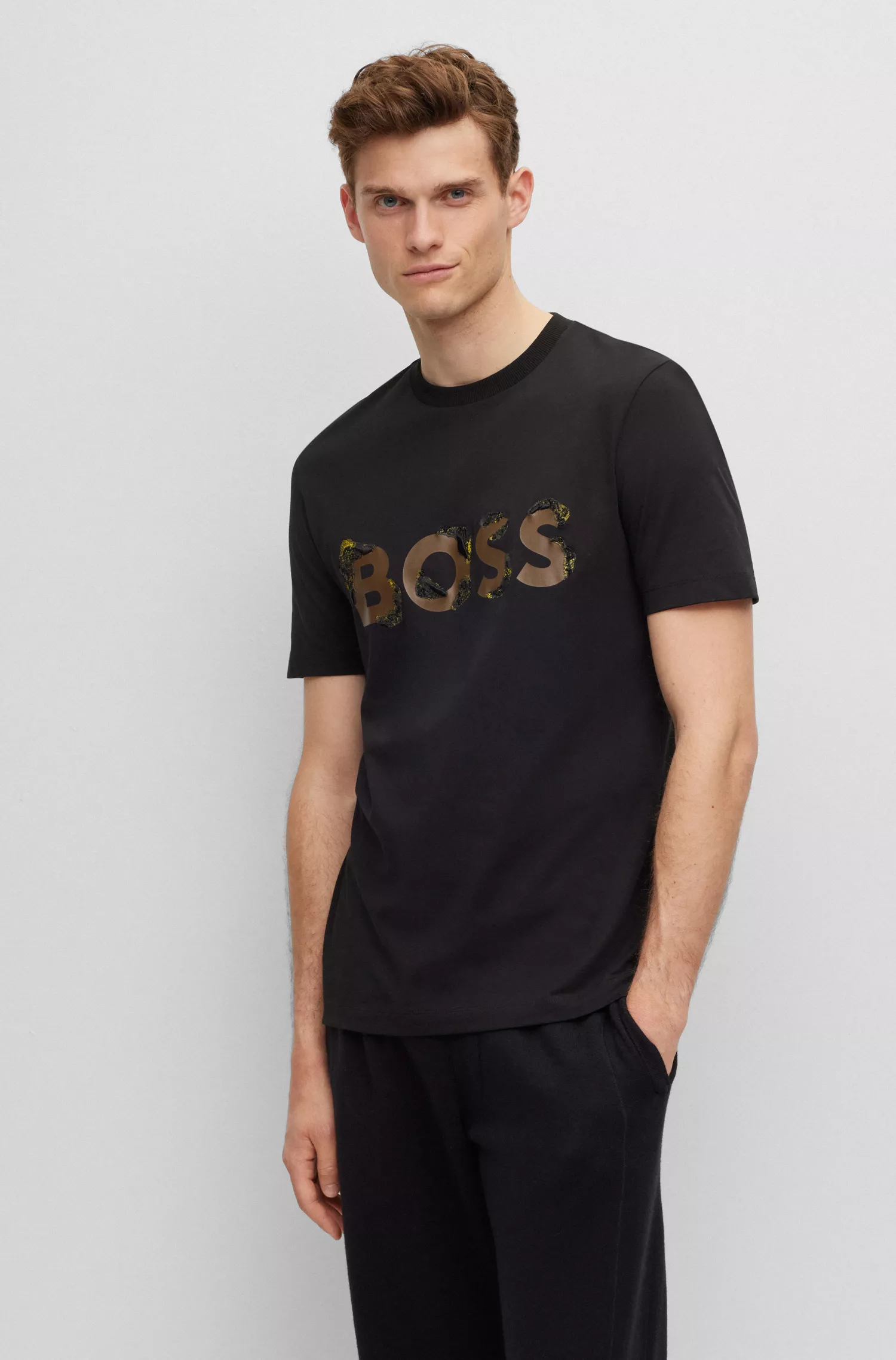 Camiseta BOSS preta em malha de algodão com logotipos estampados e bordados.