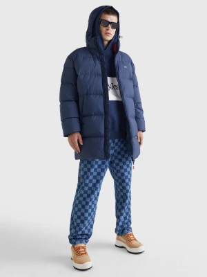 Parka essencial com capuz e enchimento de plumas, corte casual.