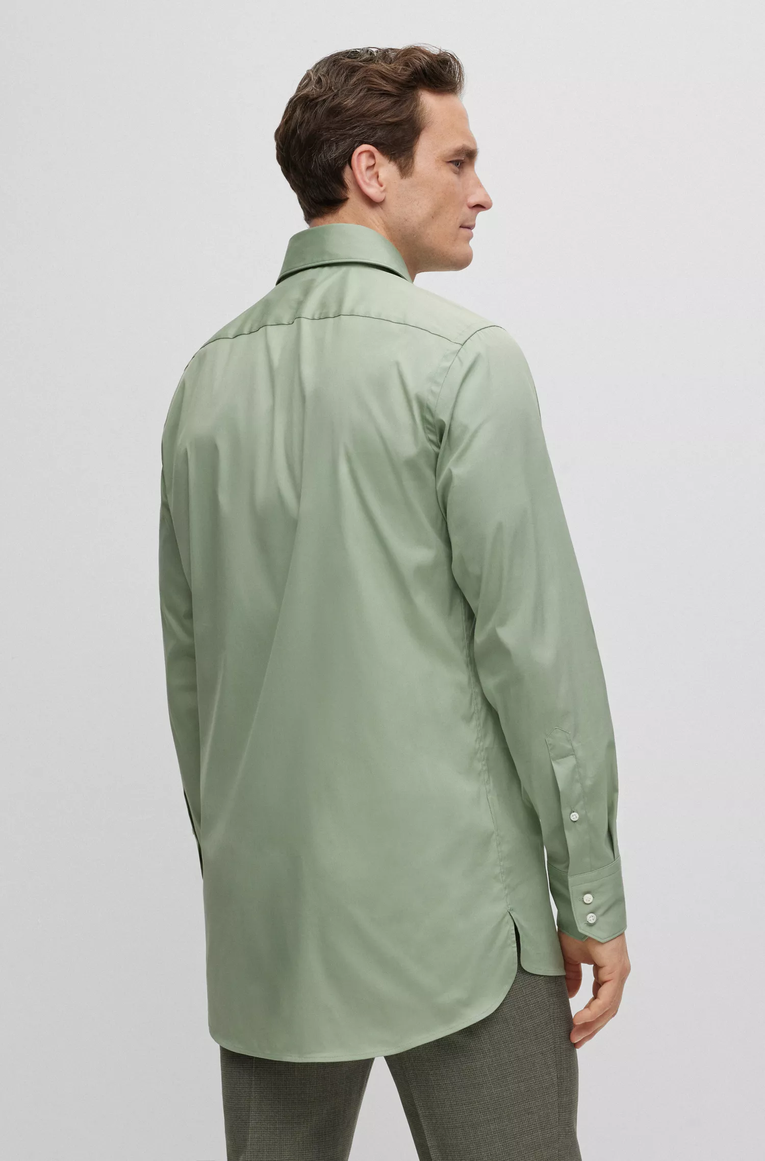 Camisa BOSS cor camelo, corte regular, em popeline elástica de algodão misto.