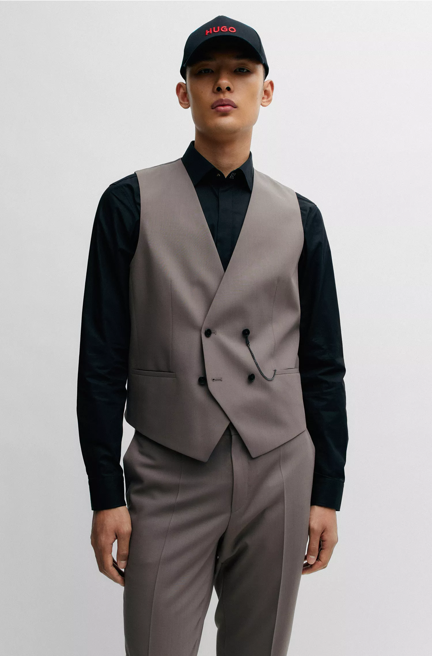 Terno HUGO vermelho de três peças, corte slim, com colete de abotoamento duplo.