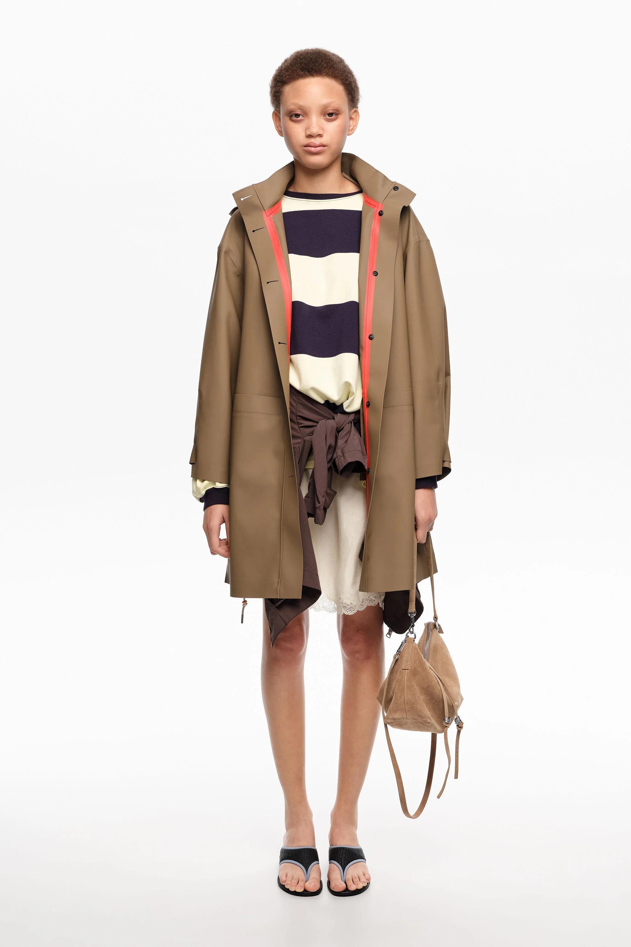 Trench coat A-line emborrachado cor camelo escuro