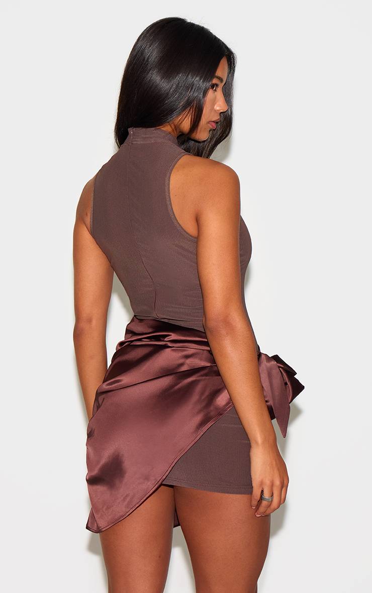 Chocolat Robe Mini Drapée En Satin Tissé À Col Montant