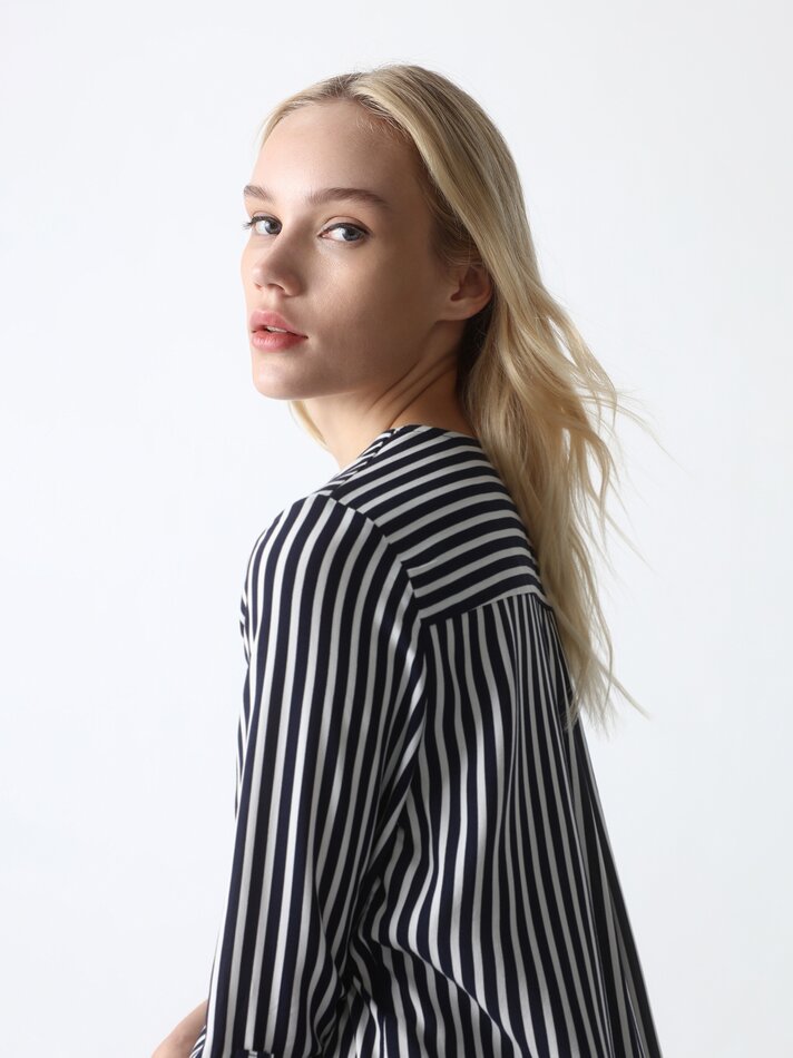 Camisa com decote em V - Listras