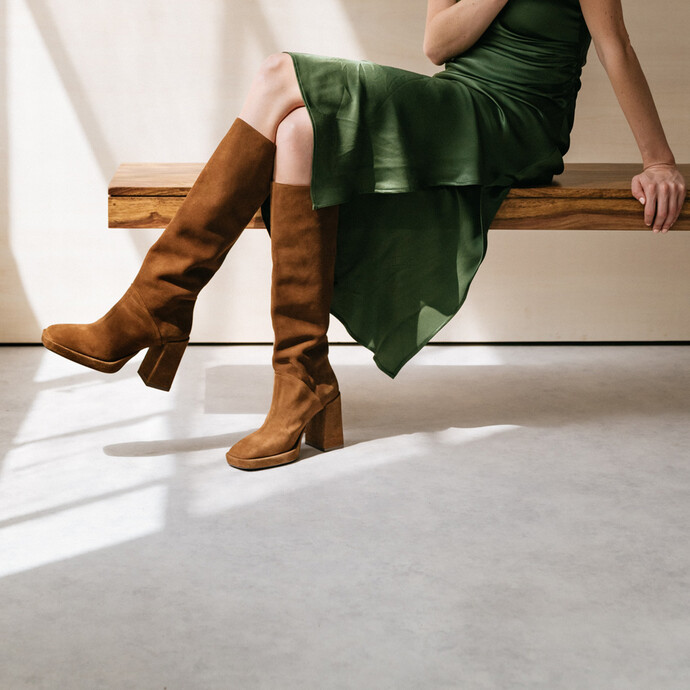 Bottes à talons hauts et bouts carrés  en croute cognac