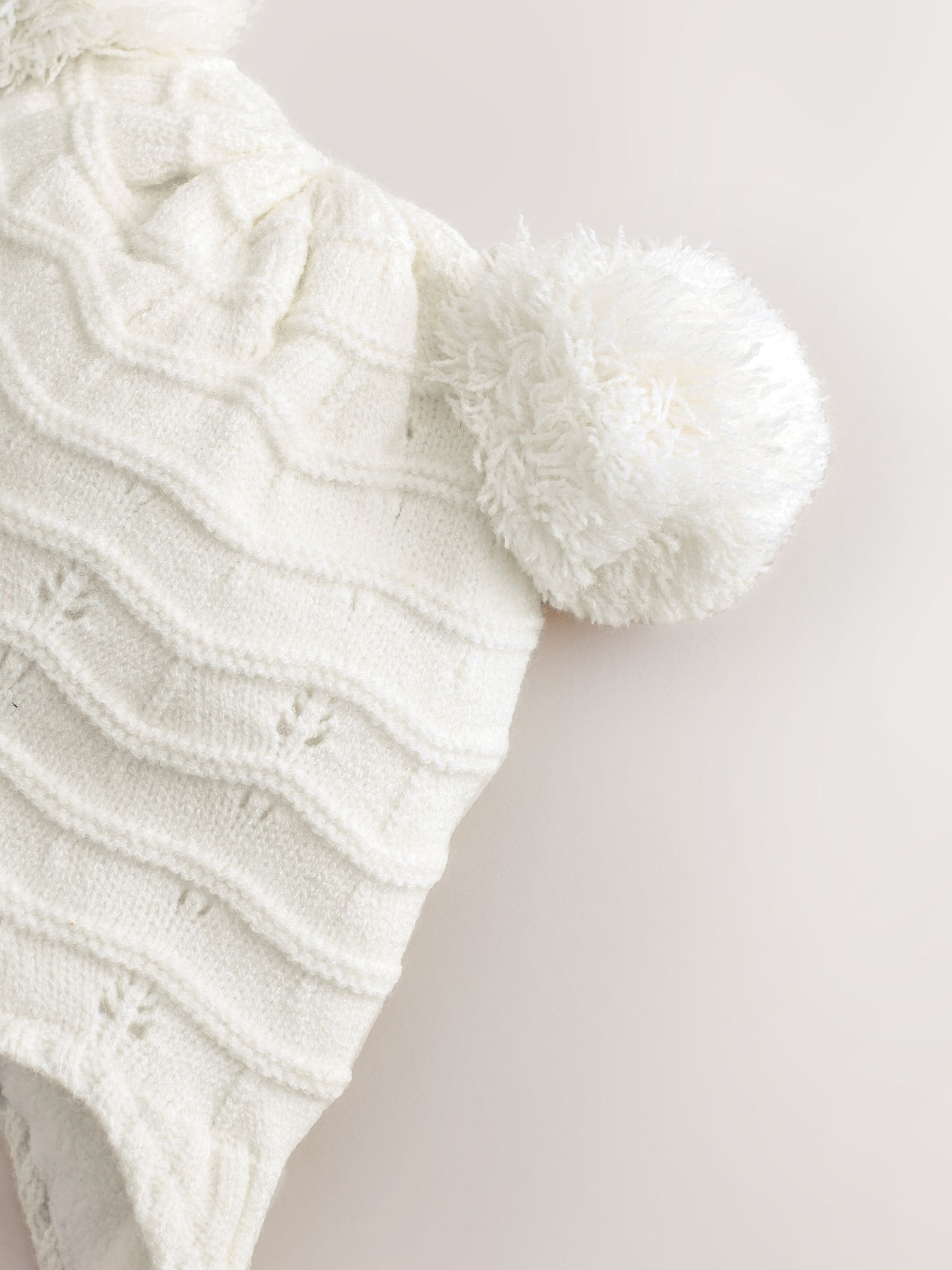 Wit gebreid - Baby Pointelle Pilotenmuts met Dubbele Pompon (0mnd-2jr)