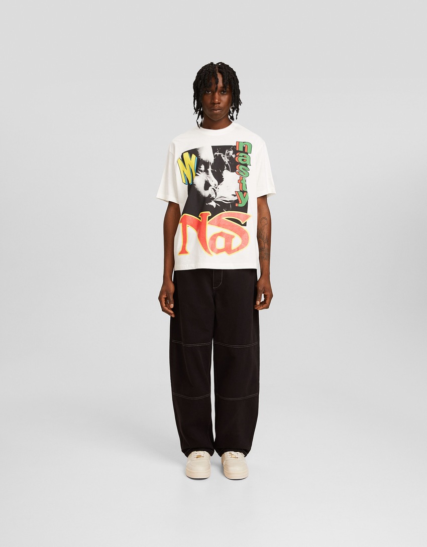 Camiseta de manga curta com estampa Nas e modelagem quadrada.
