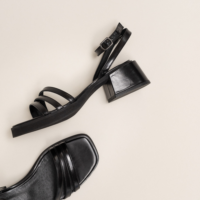 Sandales à brides et bouts carrés  en cuir glacé noir