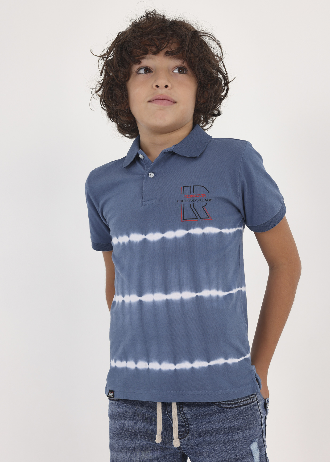 Camisa polo tie-dye infantil com estampa em algodão.
