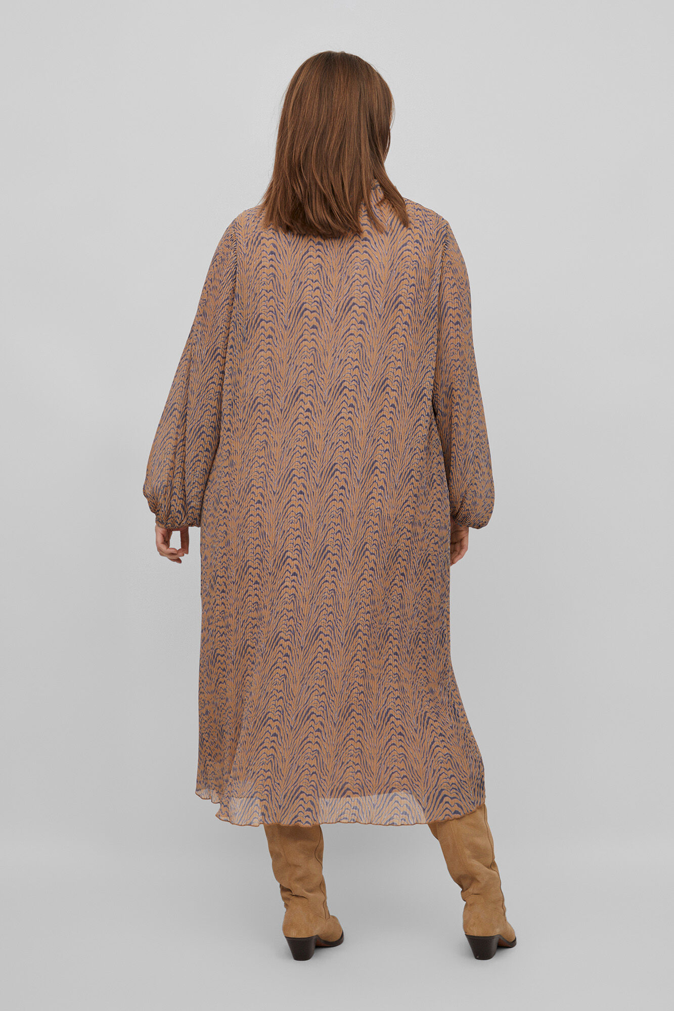 Vestido plissado da Evoked by Vila - Marrom