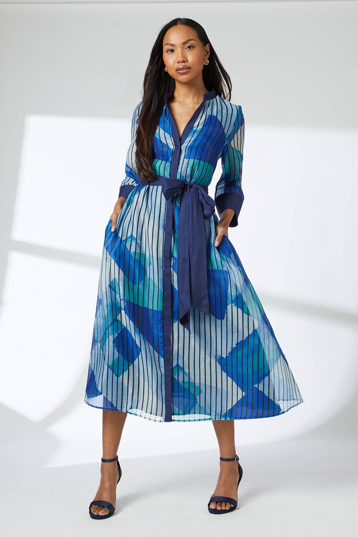 Wallis Robe Chemise Bleue Ceinturée à Détails Contrastés Sans Col