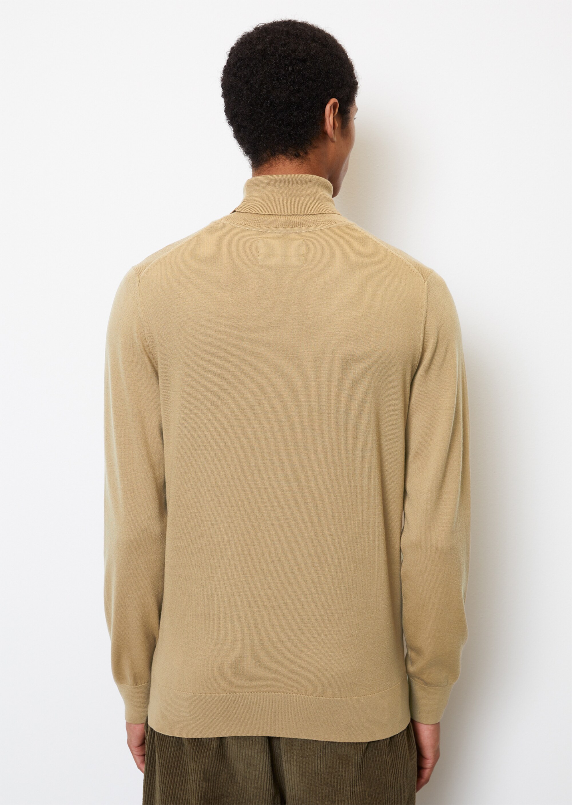 Rollkragen-Pullover shaped aus softer Schurwolle