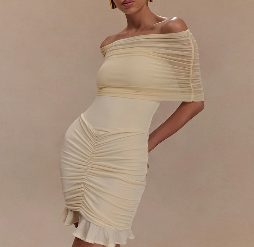 Hotarium - Korte mouw off-shoulder effen gerimpelde mini bodycon jurk