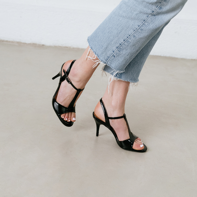 Sandales à talons fins  en cuir vernis noir